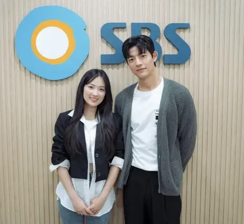 Kim Hye Yoon y Lomon, los protagonistas de Humana por accidente. Kim Hye Yoon y Lomon, los protagonistas de Humana por accidente.