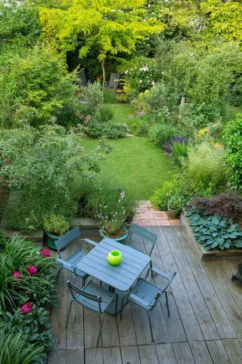 Adiós al jardín perfecto: esta son las tendencias en los espacios verdes en 2026 Adiós al jardín perfecto: esta son las tendencias en los espacios verdes en 2026
