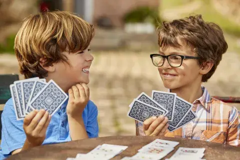 chicos jugando