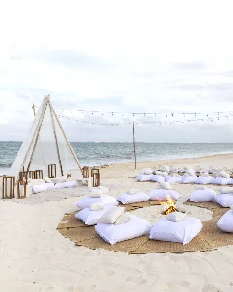 Inspirada en una estética boho chic, la ambientación se desplegó en tonos blancos, arena y beige, con mesas bajas, texturas naturales. Inspirada en una estética boho chic, la ambientación se desplegó en tonos blancos, arena y beige, con mesas bajas, texturas naturales.