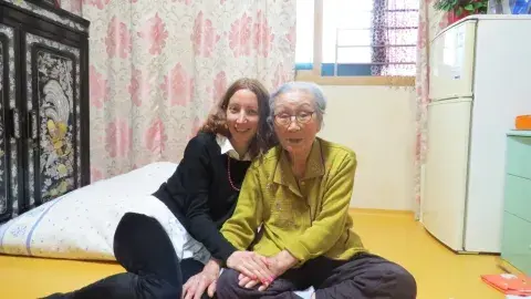 Pilar, con una de las mujeres coreanas que entrevistó. Pilar, con una de las mujeres coreanas que entrevistó.