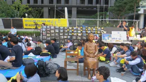 Conversación en un colegio sobre las abuelas revolucionarias. Conversación en un colegio sobre las abuelas revolucionarias.