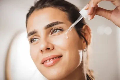 Los 5 mejores sueros de vitamina C y ácido hialurónico: ¿cuál necesita tu piel?