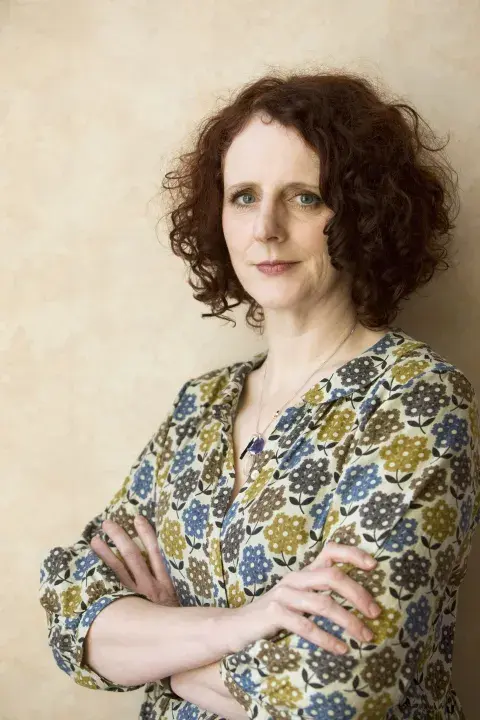 Maggie O´Farrell es una escritora sólida que vuelve una y otra vez sobre sus puntos de interés de maneras sorprendentes para profundizarlos y expandirlos. Maggie O´Farrell es una escritora sólida que vuelve una y otra vez sobre sus puntos de interés de maneras sorprendentes para profundizarlos y expandirlos.