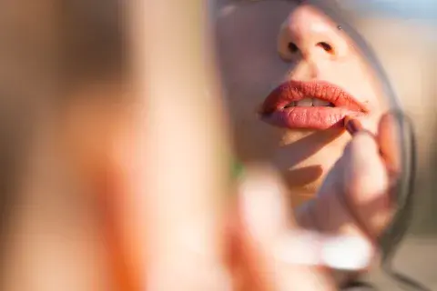 Ojos o labios se transforman en el foco del look, mientras el resto del rostro se mantiene natural y equilibrado Ojos o labios se transforman en el foco del look, mientras el resto del rostro se mantiene natural y equilibrado