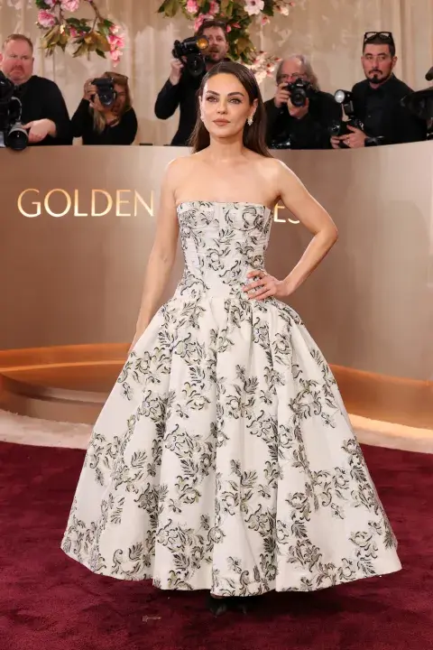Mila Kunis en la alfombra roja de los Golden Globes 2026. Mila Kunis en la alfombra roja de los Golden Globes 2026.