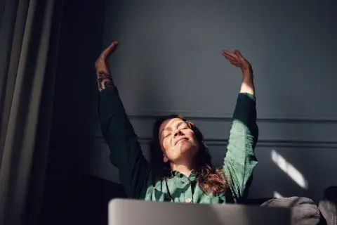 Foto de mujer descansando. Foto de mujer descansando.