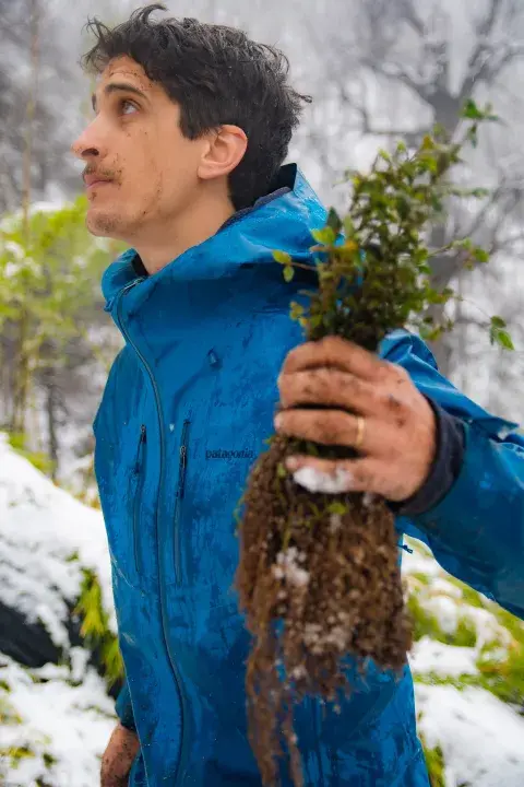 Tobías Merlo, licenciado en Ciencias Ambientales, es fundador y director de ReforestArg, una organización argentina dedicada a la restauración de bosques. Tobías Merlo, licenciado en Ciencias Ambientales, es fundador y director de ReforestArg, una organización argentina dedicada a la restauración de bosques.