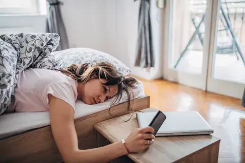 El “síndrome del celular cansado”: por qué te agota y cómo frenarlo