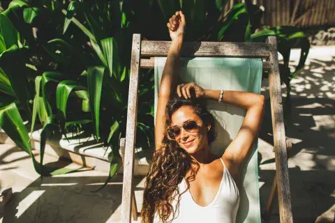 Foto de mujer de vacaciones.