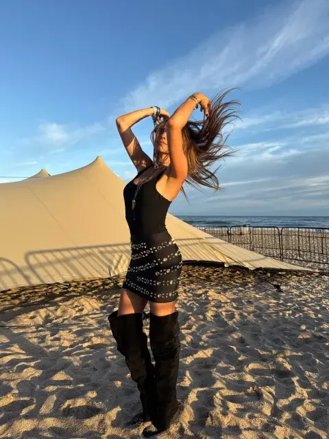Para esta ocasión especial, la modelo eligió un total look blanco, compuesto por un top con tirantes finos y detalles románticos de encaje y volados, acompañado de un short corto y liviano a juego. Para esta ocasión especial, la modelo eligió un total look blanco, compuesto por un top con tirantes finos y detalles románticos de encaje y volados, acompañado de un short corto y liviano a juego.