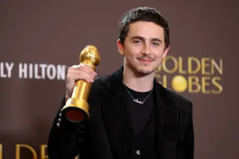 Timothée Chalamet, uno de los ganadores en la entrega de los Golden Globes 2026.