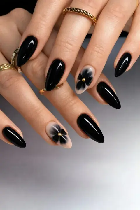 Uñas negras decoradas: la manicuría simple y elegante para las noches de verano