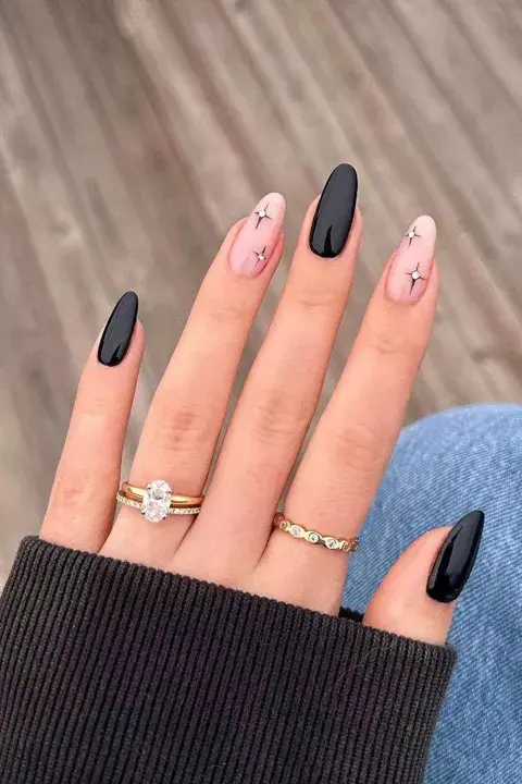 Uñas negras decoradas: la manicuría simple y elegante para las noches de verano