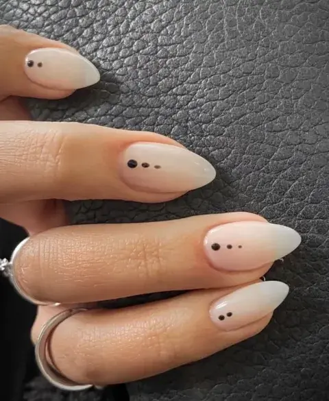 Uñas negras decoradas: la manicuría simple y elegante para las noches de verano