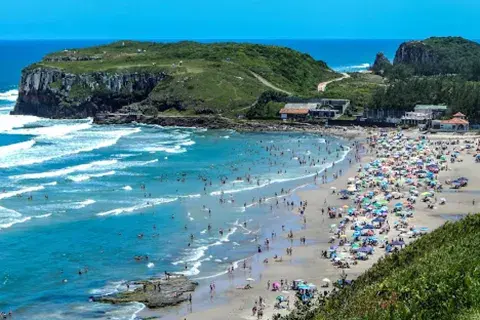 Itapeva es una playa de seis kilómetros de longitud situada después de la Torre Sur Itapeva es una playa de seis kilómetros de longitud situada después de la Torre Sur