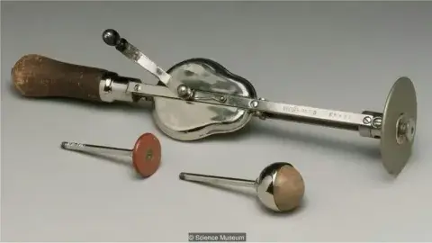 Un vibrador americano de fines de siglo XIX será exhibido junto a su historia: Se lo utilizaba para "curar" la "histeria femenina". 