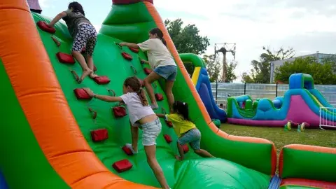 Durante cinco semanas, todos los jueves y viernes, la programación se despliega en simultáneo a partir de las 17 en plazas de distintas comunas de la Ciudad Durante cinco semanas, todos los jueves y viernes, la programación se despliega en simultáneo a partir de las 17 en plazas de distintas comunas de la Ciudad