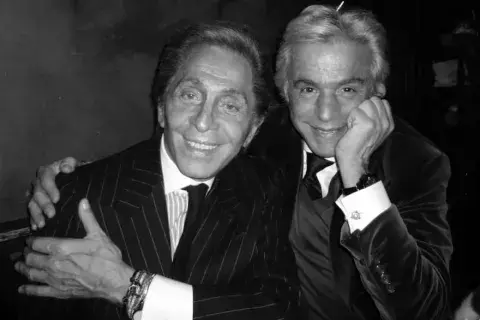 En 1960, Valentino conoció a Giancarlo Giammetti en Roma. En 1960, Valentino conoció a Giancarlo Giammetti en Roma.