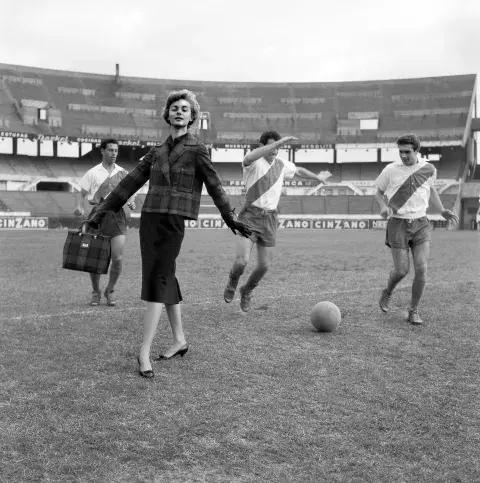 Una de las fotos de Senderowicz, la modelo con jugadores River Plate, 1959. Una de las fotos de Senderowicz, la modelo con jugadores River Plate, 1959.