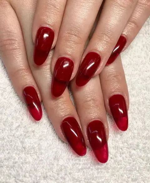 Más liviano y natural, el rojo jelly o semitransparente deja ver la uña y aporta frescura