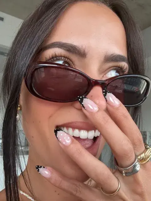 Francesitas blancas y negras: el diseño de uñas súper clásico que se reinventa esta temporada