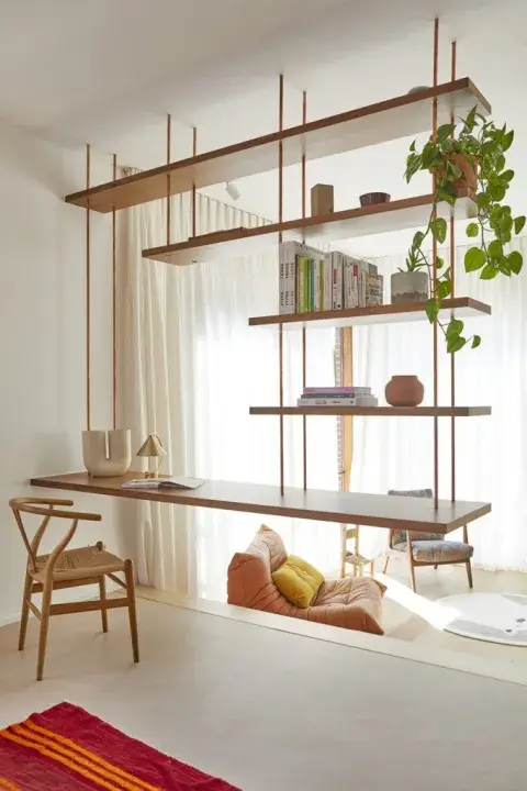 Una biblioteca abierta entre living y comedor crea dos áreas diferenciadas, pero deja pasar la luz. Una biblioteca abierta entre living y comedor crea dos áreas diferenciadas, pero deja pasar la luz.