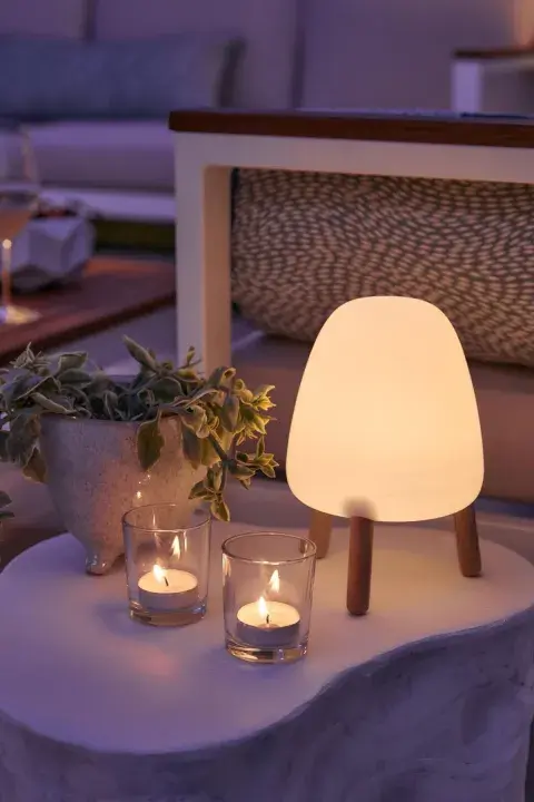 La tercera gran tendencia responde al deseo de flexibilidad en los hogares modernos: lámparas inalámbricas y recargables que se desplazan con facilidad de interiores a terrazas o jardines.
