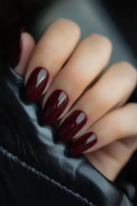 Intenso y sofisticado, este tono es perfecto para el invierno o para looks más dramáticos.