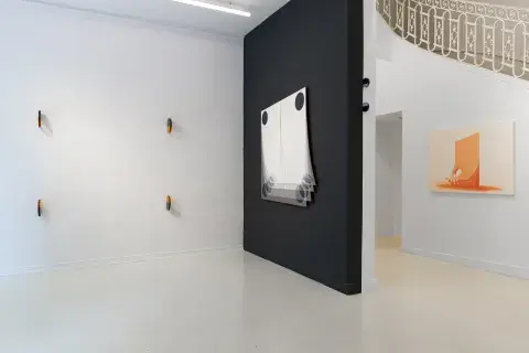 La obra de Andrés Arzuaga excede los límites de la pared portante. La obra de Andrés Arzuaga excede los límites de la pared portante.