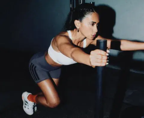 Antonela Roccuzzo marca la tendencia de las calzas cortas para entrenar. Antonela Roccuzzo marca la tendencia de las calzas cortas para entrenar.