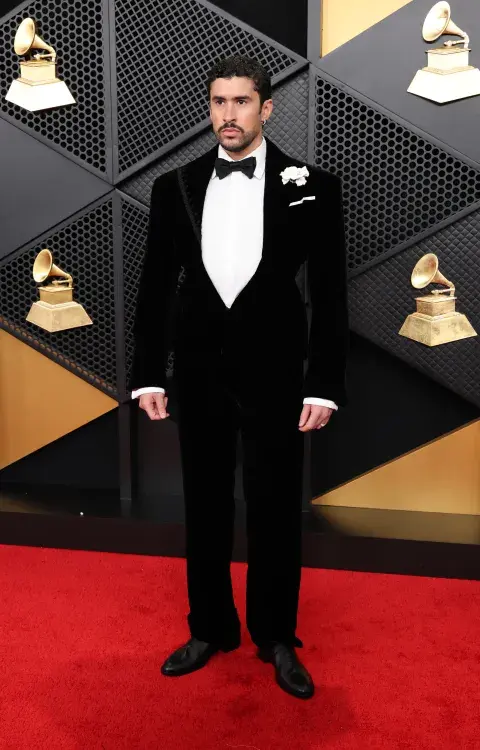 Bad Bunny en la alfombra roja de los Grammy 2026.