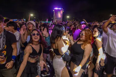 En el Planetario habrá una gran fiesta para la juventud porteña y en la calle Corrientes una milonga a cielo abierto. La Orquesta del Colón desembarca en el Anfiteatro del Parque Centenario. En el Planetario habrá una gran fiesta para la juventud porteña y en la calle Corrientes una milonga a cielo abierto. La Orquesta del Colón desembarca en el Anfiteatro del Parque Centenario.