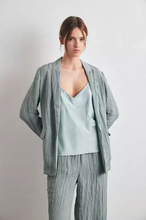 Un blazer de verano de Awada, ideal para comprar y adaptar a tus looks de otoño: precio de oferta, $90.000. Un blazer de verano de Awada, ideal para comprar y adaptar a tus looks de otoño: precio de oferta, $90.000.