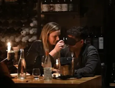 Al momento del postre, que se degusta a ciegas con antifaces, y se invita a compartir en las parejas las respuestas de cada integrante a las consignas de la noche..   