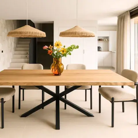 Mesa de madera clara con patas de hierro negro. Mesa de madera clara con patas de hierro negro.
