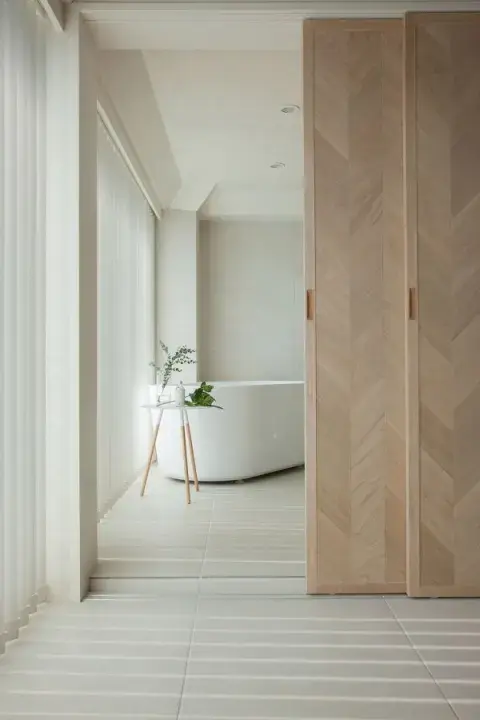 Sin necesidad de obra mayor, reemplazar puertas abatibles por corredizas permite ganar metros de circulación y aprovechar mejor los rincones. Sin necesidad de obra mayor, reemplazar puertas abatibles por corredizas permite ganar metros de circulación y aprovechar mejor los rincones.