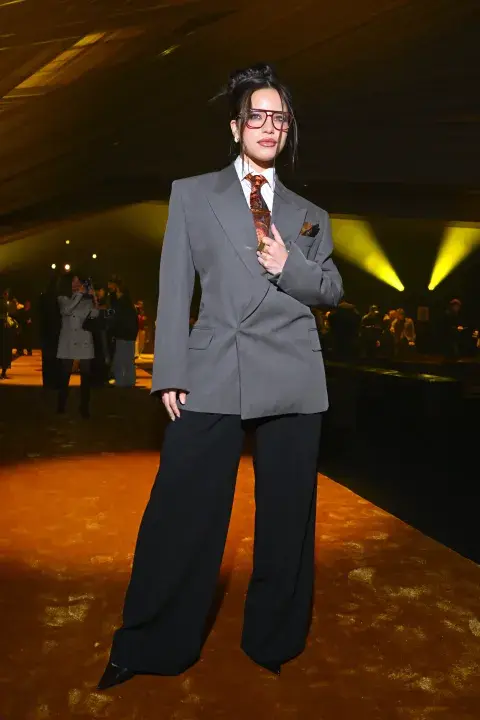 Emilia Mernes lució un conjunto sastrero en el desfile de BOSS Emilia Mernes lució un conjunto sastrero en el desfile de BOSS