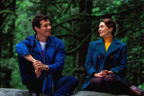 Callum Turner y Elizabeth Olsen en Eternidad. Callum Turner y Elizabeth Olsen en Eternidad.