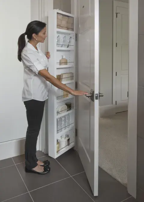 Falsa puerta camuflada en baños chicos: el guardado invisible que suma profundidad.