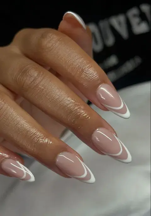 Variantes modernas de manicura francesa reinventada que dominan el algoritmo. Variantes modernas de manicura francesa reinventada que dominan el algoritmo.