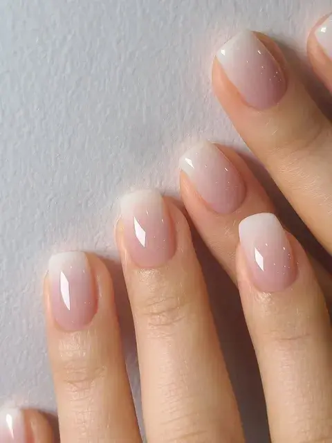 French degradado soft-focus: cómo conseguir una manicura francesa moderna en 2026. French degradado soft-focus: cómo conseguir una manicura francesa moderna en 2026.