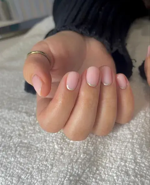 Manicura francesa moderna: estilo french invertido luminoso. Manicura francesa moderna: estilo french invertido luminoso.