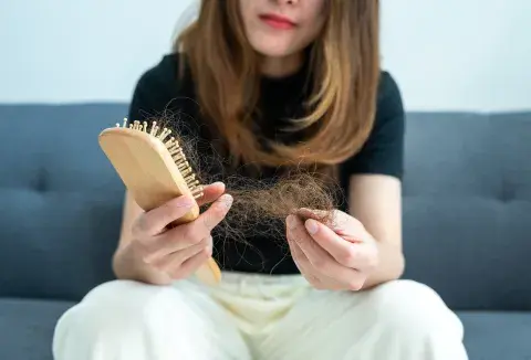 n marzo y abril muchas personas notan que se les cae más el pelo. A qué se debe, qué es la temida “época de la berenjena”, cuánto es normal que se caiga y en qué casos conviene consultar.