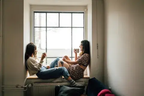 Qué es el “matrimonio lavanda” y por qué gana terreno entre los más jóvenes
