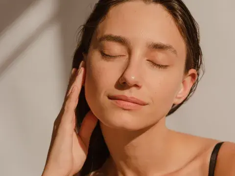 Inflamación, emociones y rostro: por qué el cuidado facial empieza adentro Inflamación, emociones y rostro: por qué el cuidado facial empieza adentro