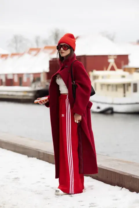 Desde hace algunas temporadas, el jogging viene ganando terreno en looks cada vez más pensados, más armados y, sobre todo, más cancheros. Desde hace algunas temporadas, el jogging viene ganando terreno en looks cada vez más pensados, más armados y, sobre todo, más cancheros.