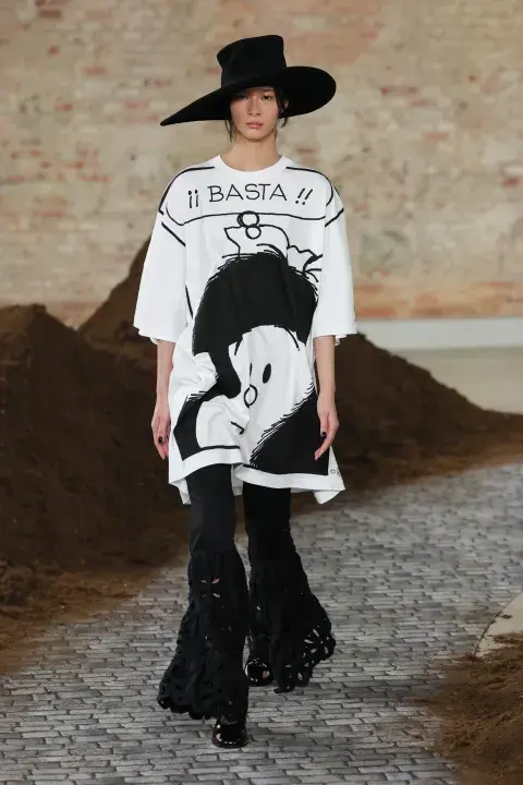 Fiel al ADN irreverente de Moschino, Appiolaza logró fusionar los códigos históricos de la marca con elementos profundamente argentinos. Fiel al ADN irreverente de Moschino, Appiolaza logró fusionar los códigos históricos de la marca con elementos profundamente argentinos.