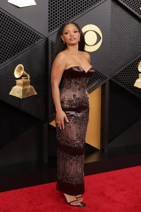 Halle Bailey en la alfombra roja de los Grammy 2026.