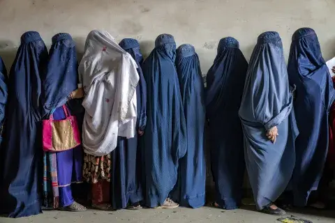 Mujeres afganas esperan para recibir raciones de comida entregadas por un grupo humanitario, en Kabul, Afganistán. Mujeres afganas esperan para recibir raciones de comida entregadas por un grupo humanitario, en Kabul, Afganistán.